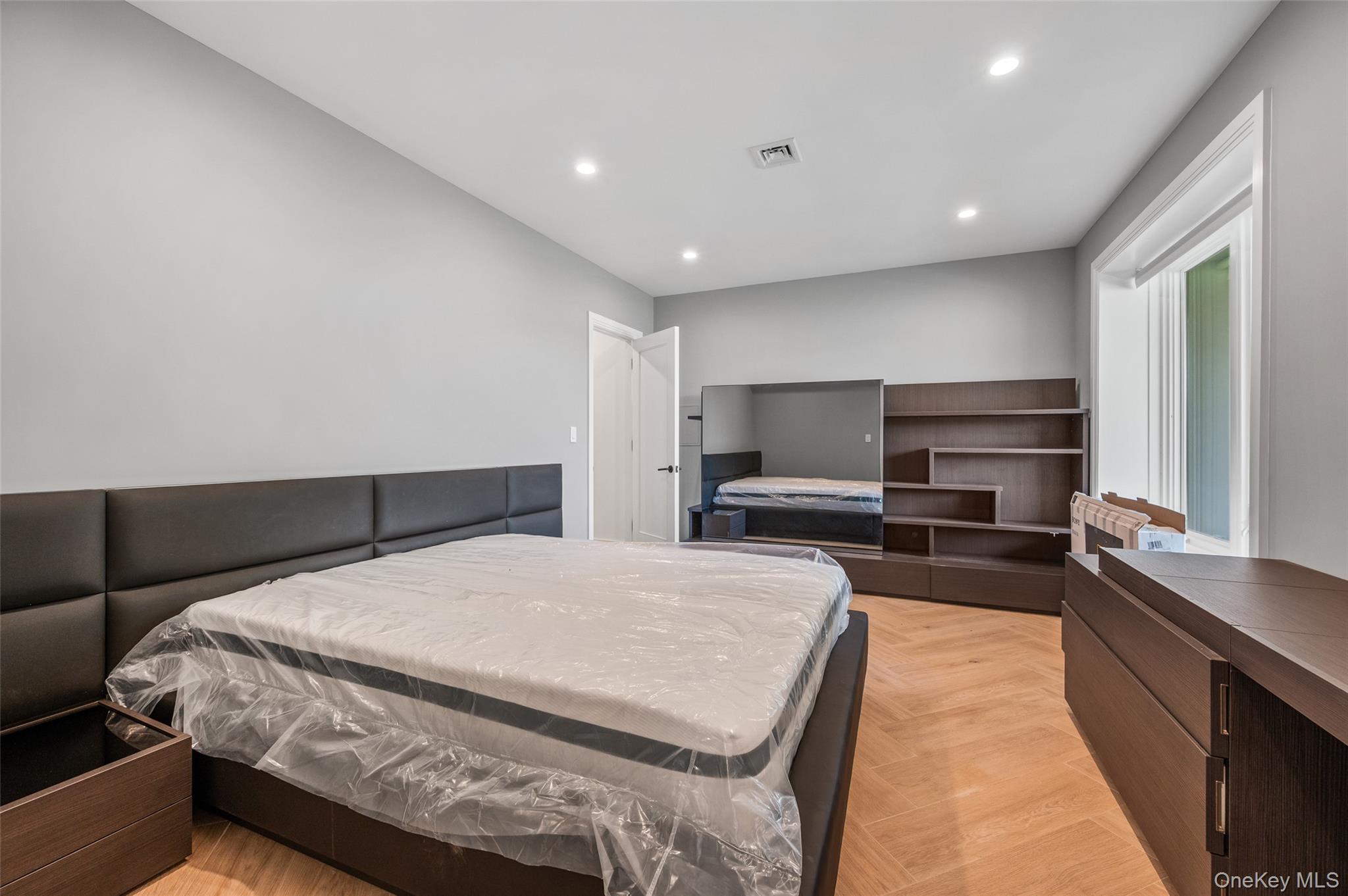 70 Candy Ln, Great Neck, NY 11023