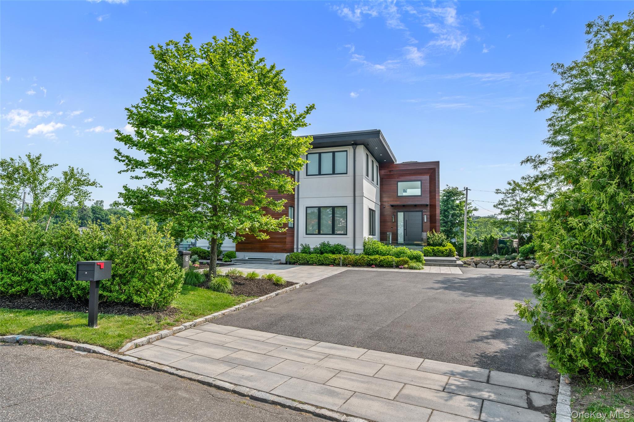 70 Candy Ln, Great Neck, NY 11023