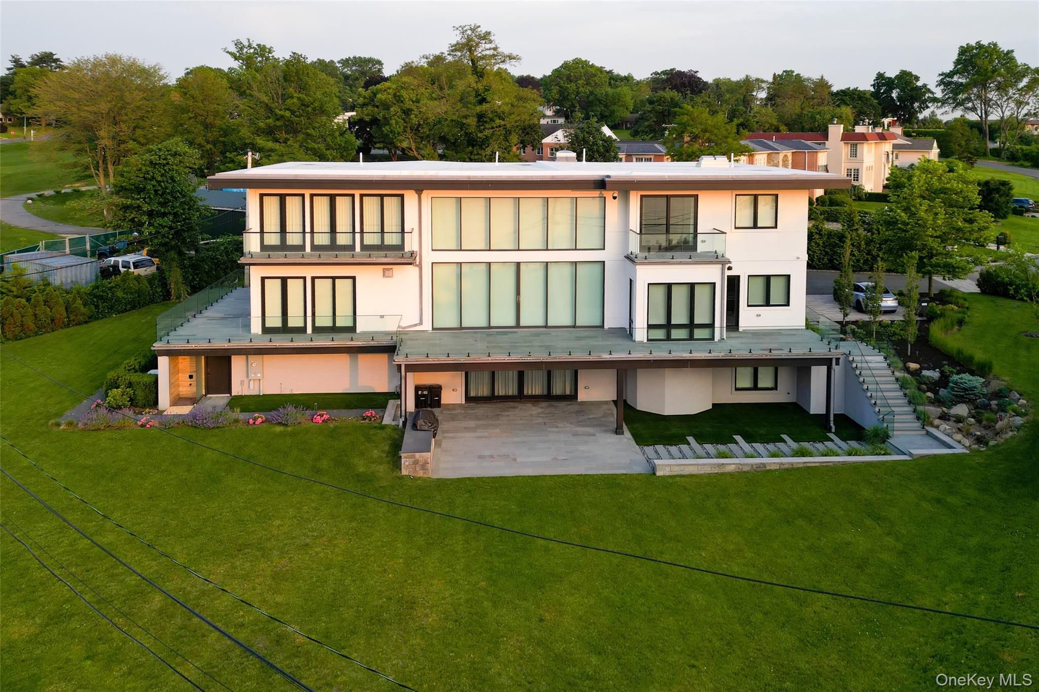 70 Candy Ln, Great Neck, NY 11023