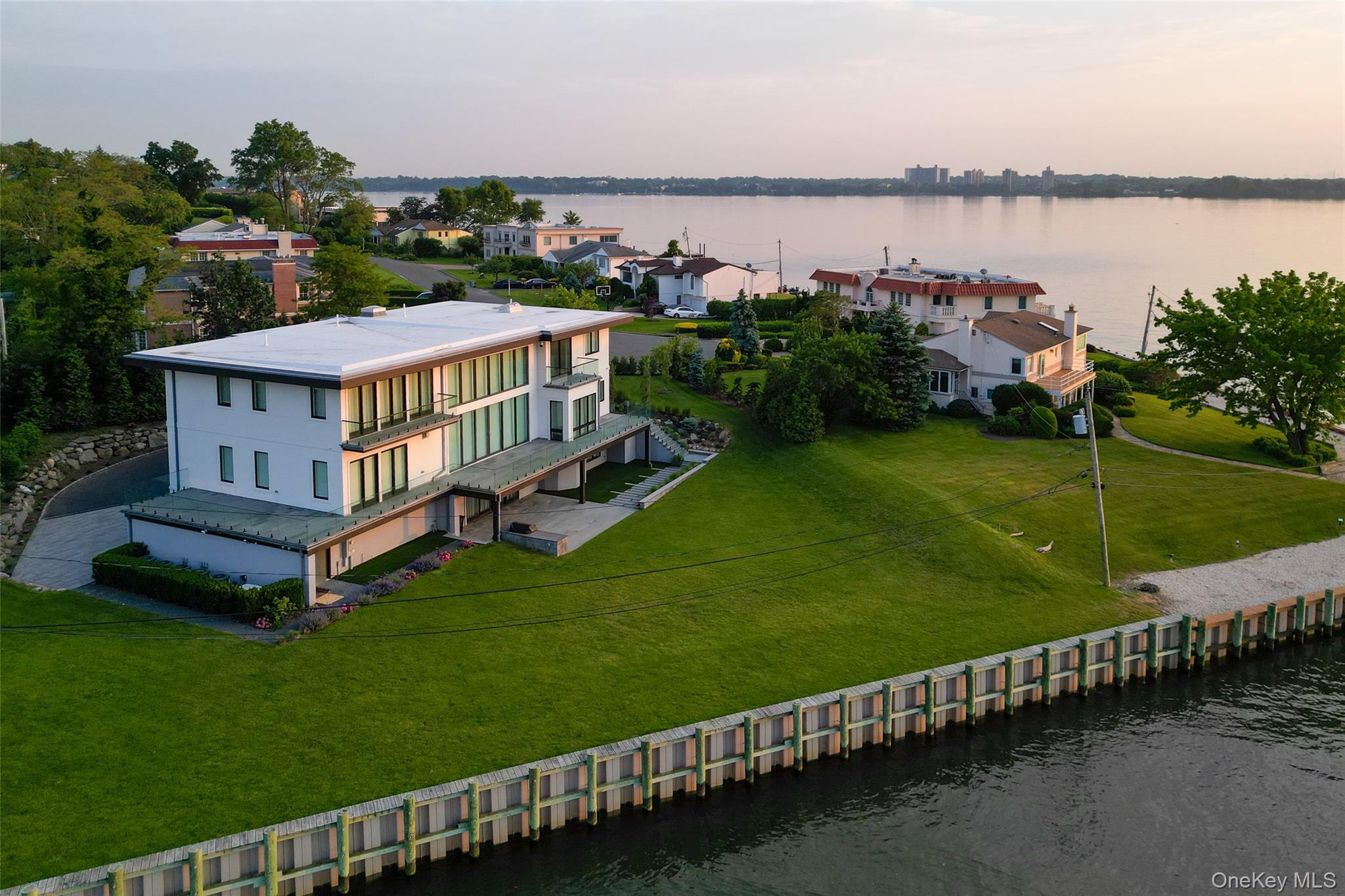 70 Candy Ln, Great Neck, NY 11023