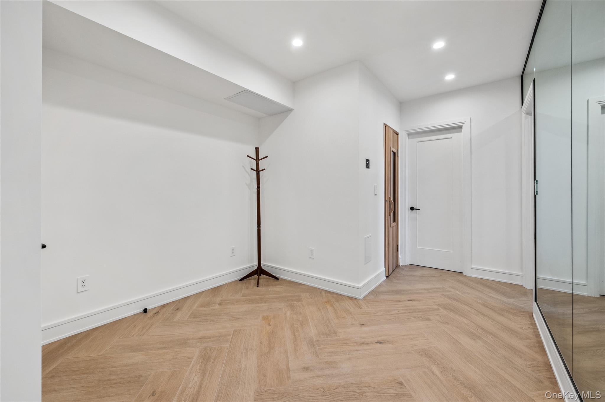 70 Candy Ln, Great Neck, NY 11023