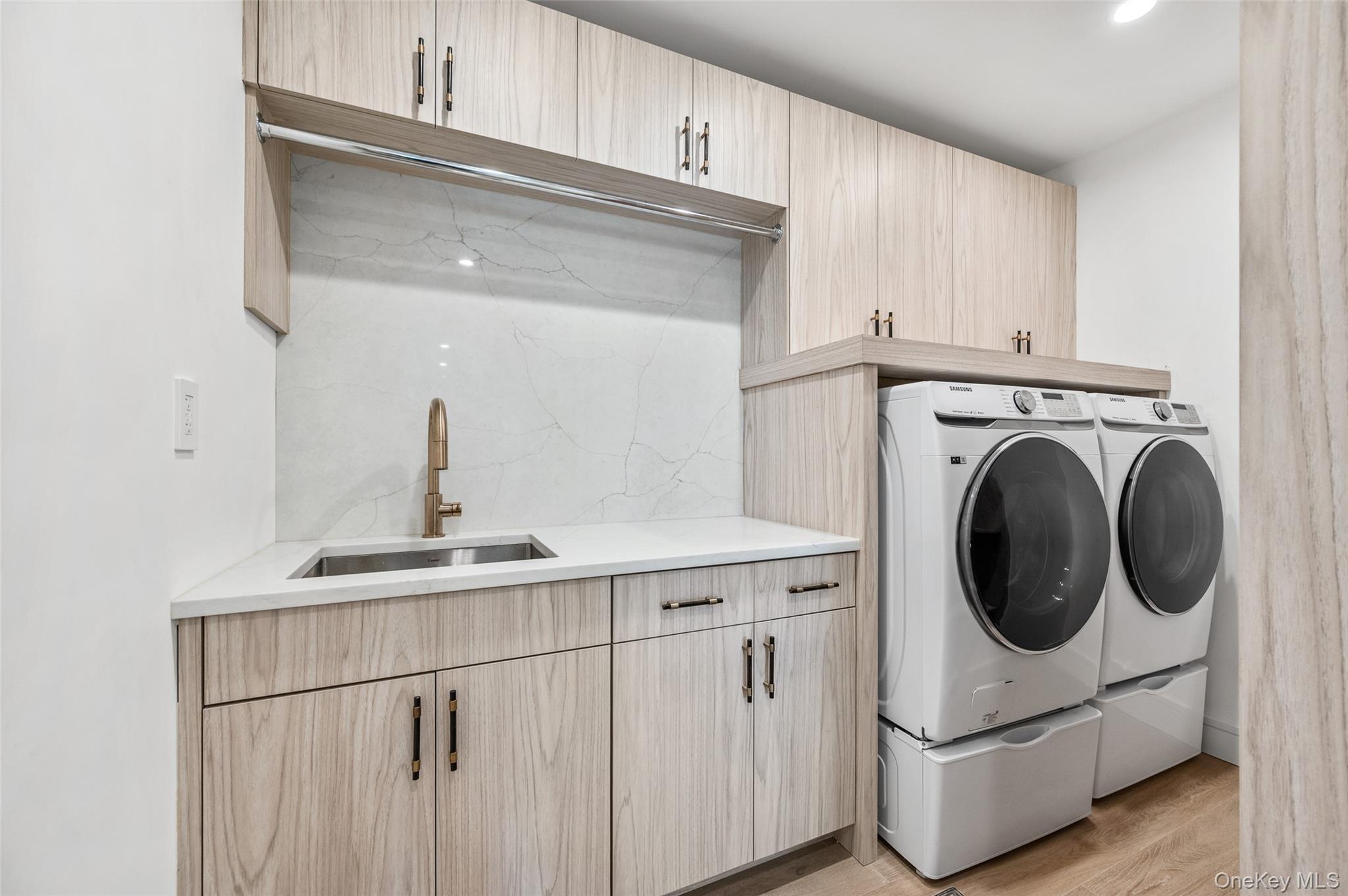 70 Candy Ln, Great Neck, NY 11023