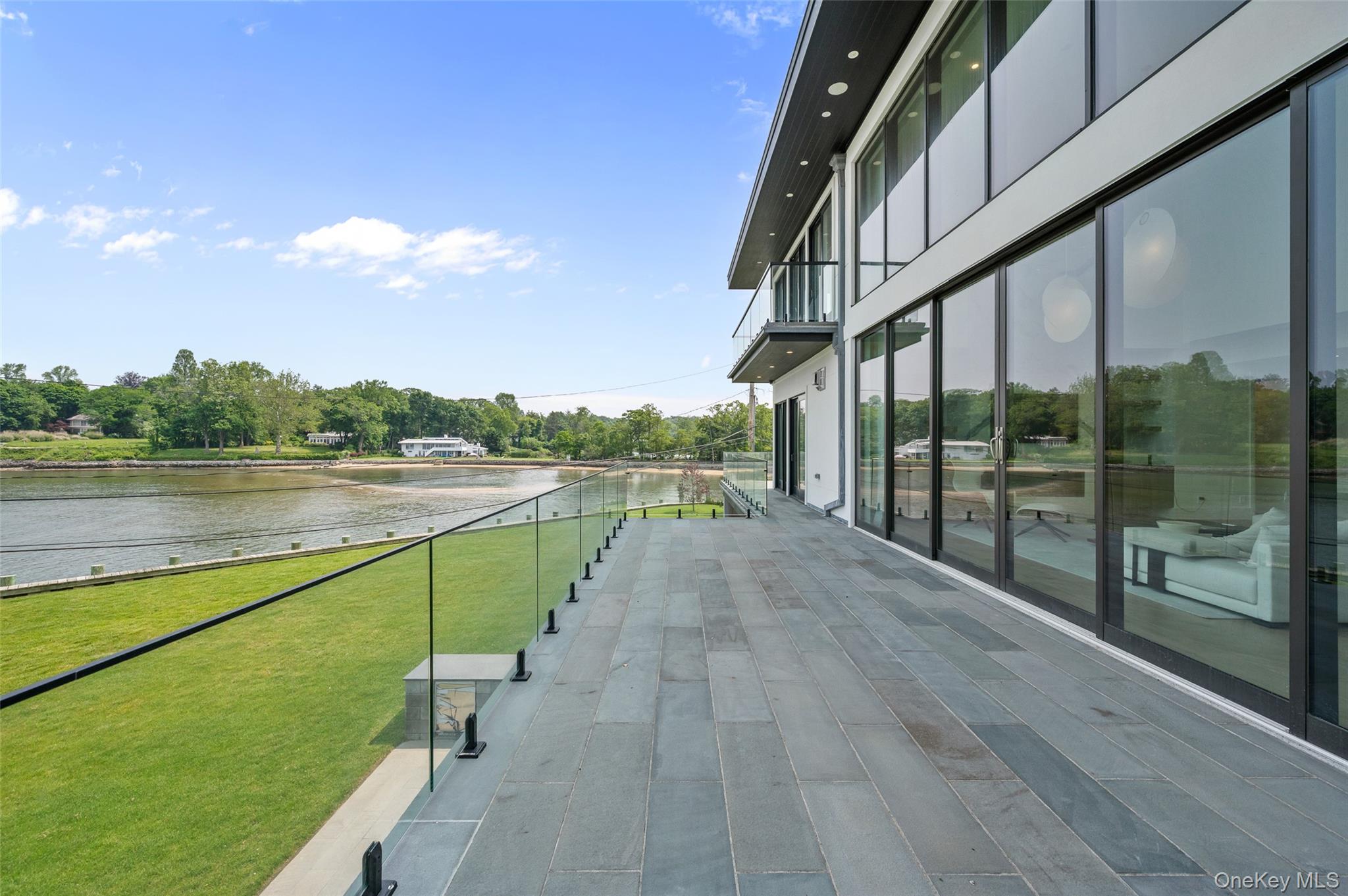 70 Candy Ln, Great Neck, NY 11023