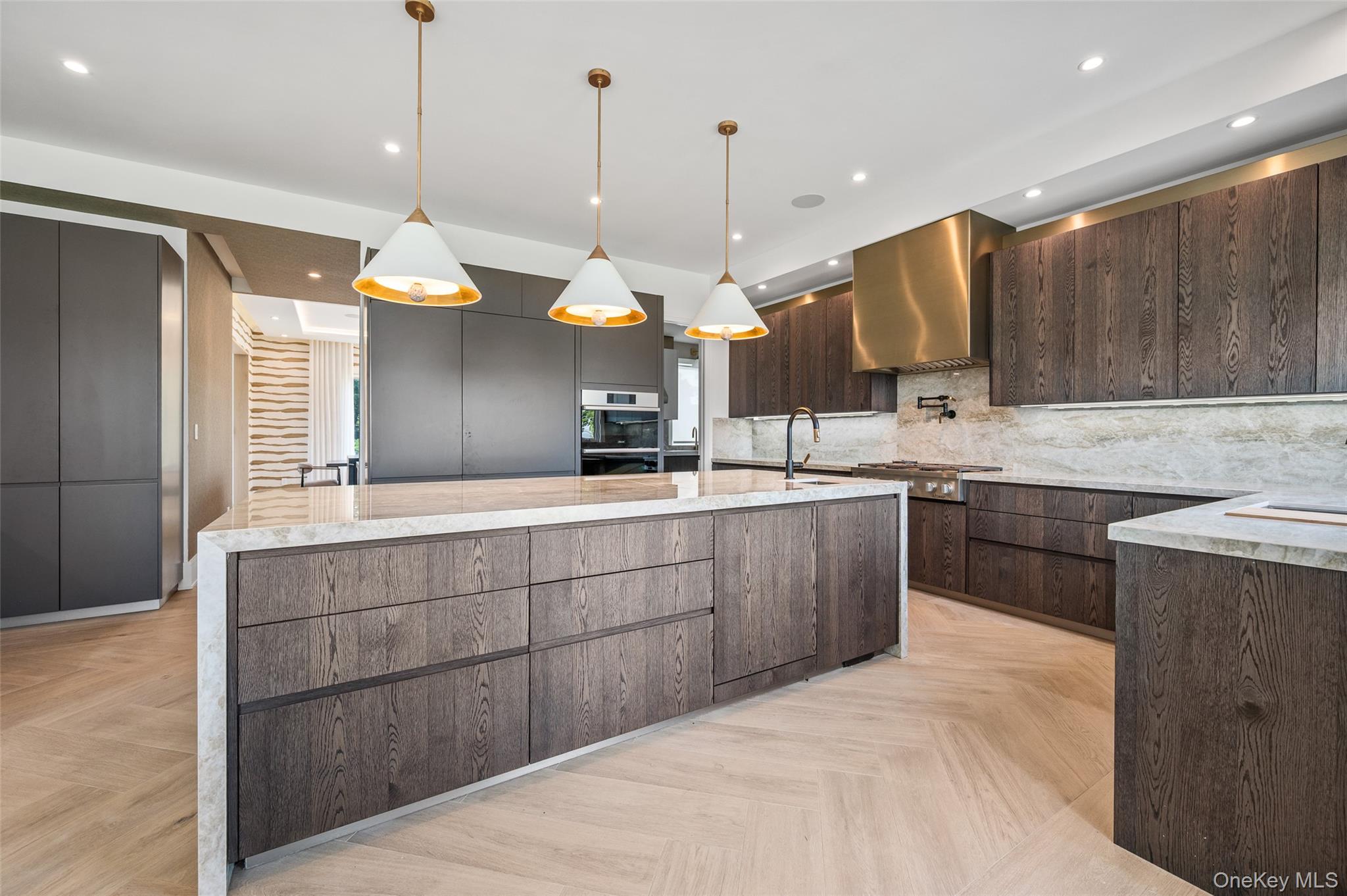 70 Candy Ln, Great Neck, NY 11023