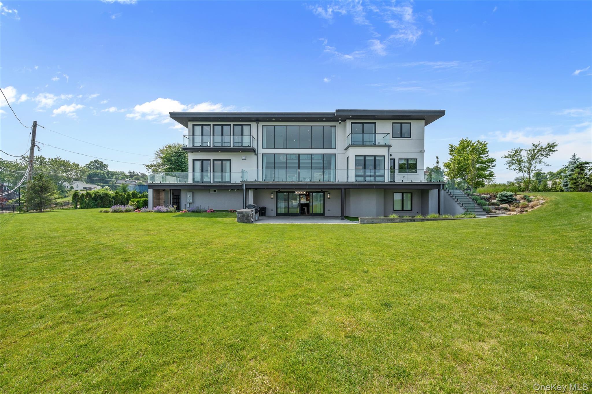 70 Candy Ln, Great Neck, NY 11023