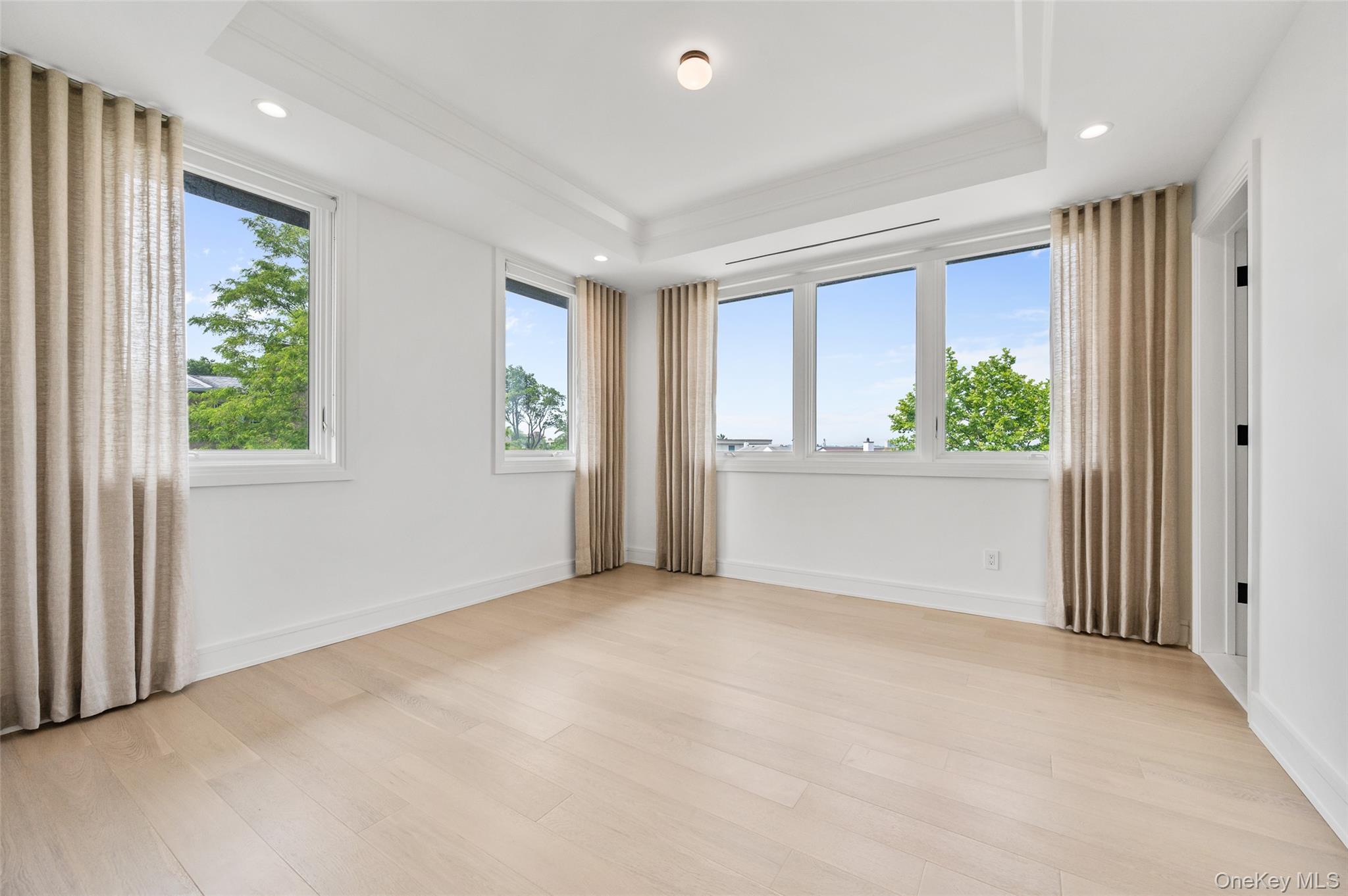 70 Candy Ln, Great Neck, NY 11023