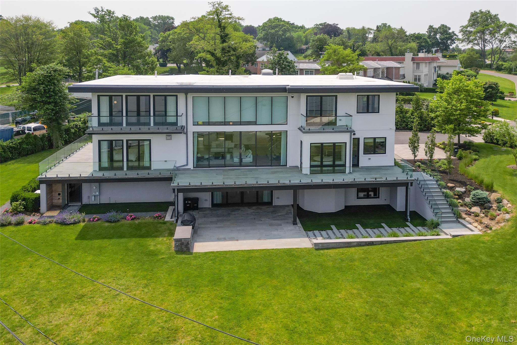 70 Candy Ln, Great Neck, NY 11023