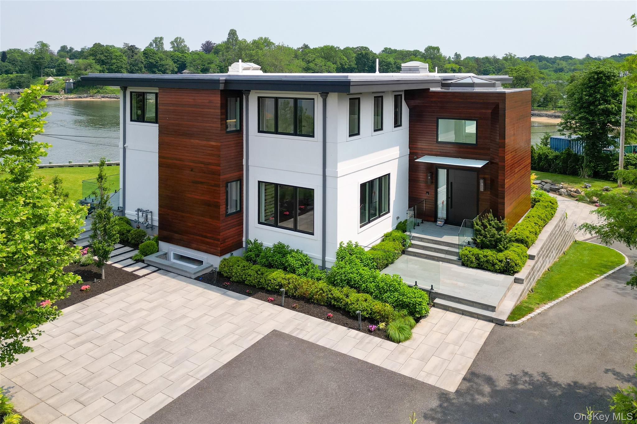 70 Candy Ln, Great Neck, NY 11023