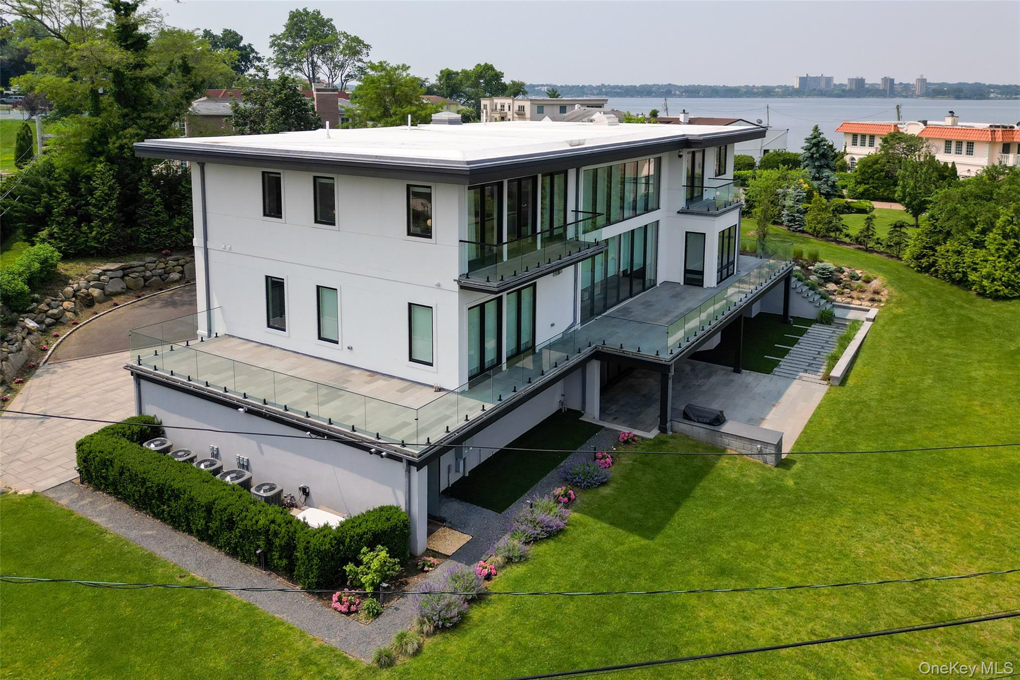 70 Candy Ln, Great Neck, NY 11023