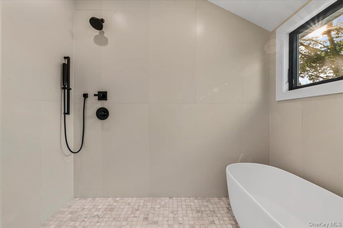 4 Haven Lane, Old Bethpage, NY 11804