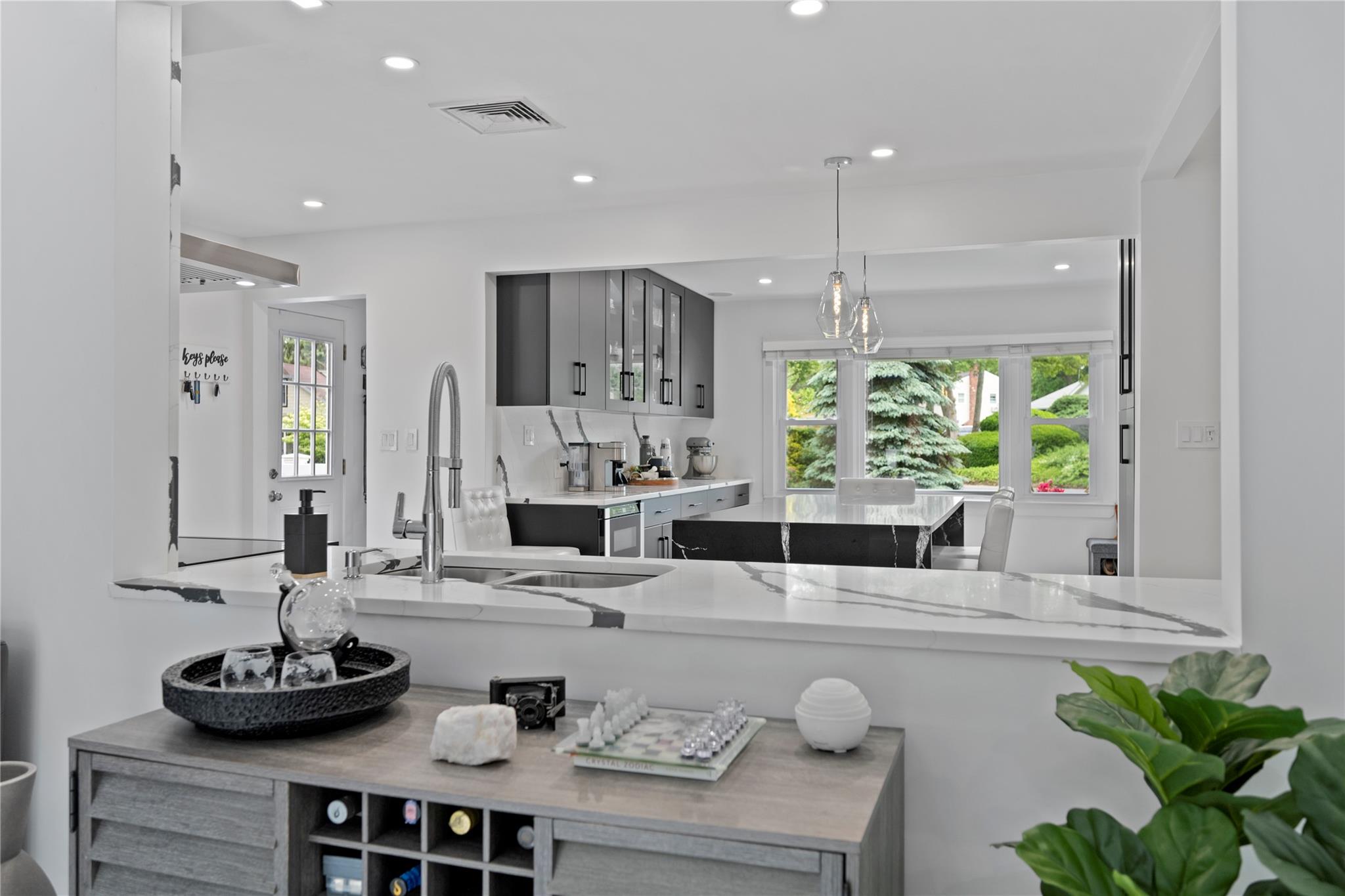 1 Bennett Avenue, Huntington, NY 11746