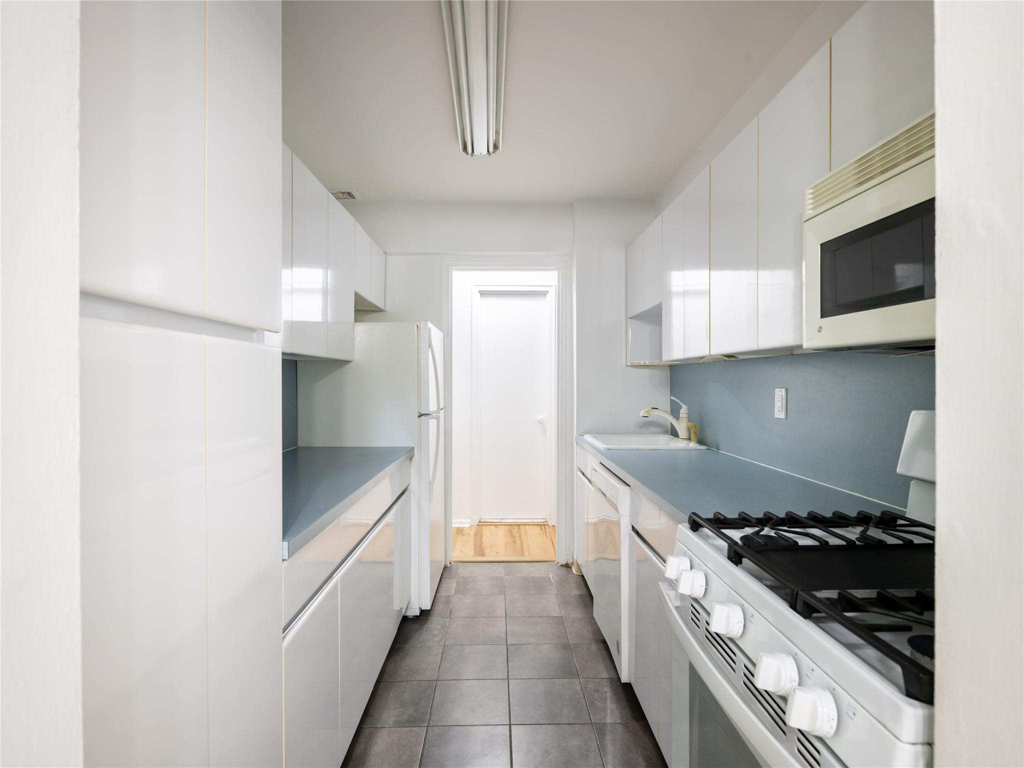 20 Hillpark # 1G, Great Neck, NY 11021