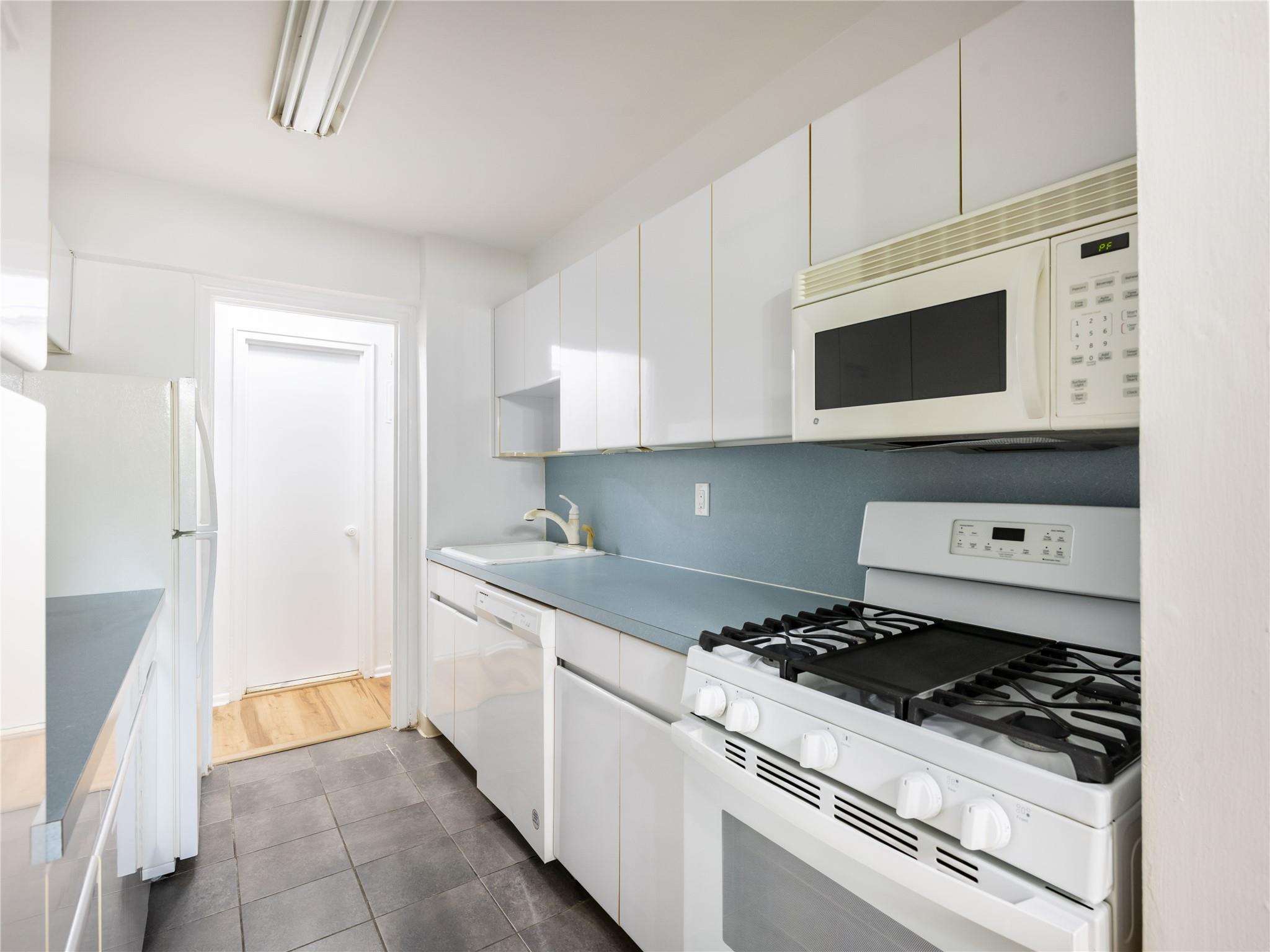 20 Hillpark # 1G, Great Neck, NY 11021