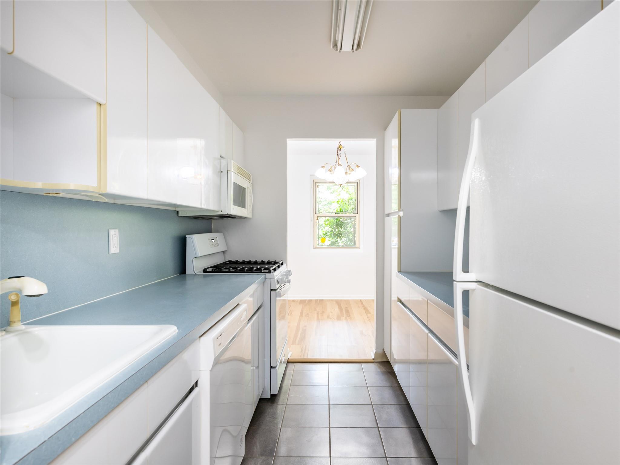 20 Hillpark # 1G, Great Neck, NY 11021