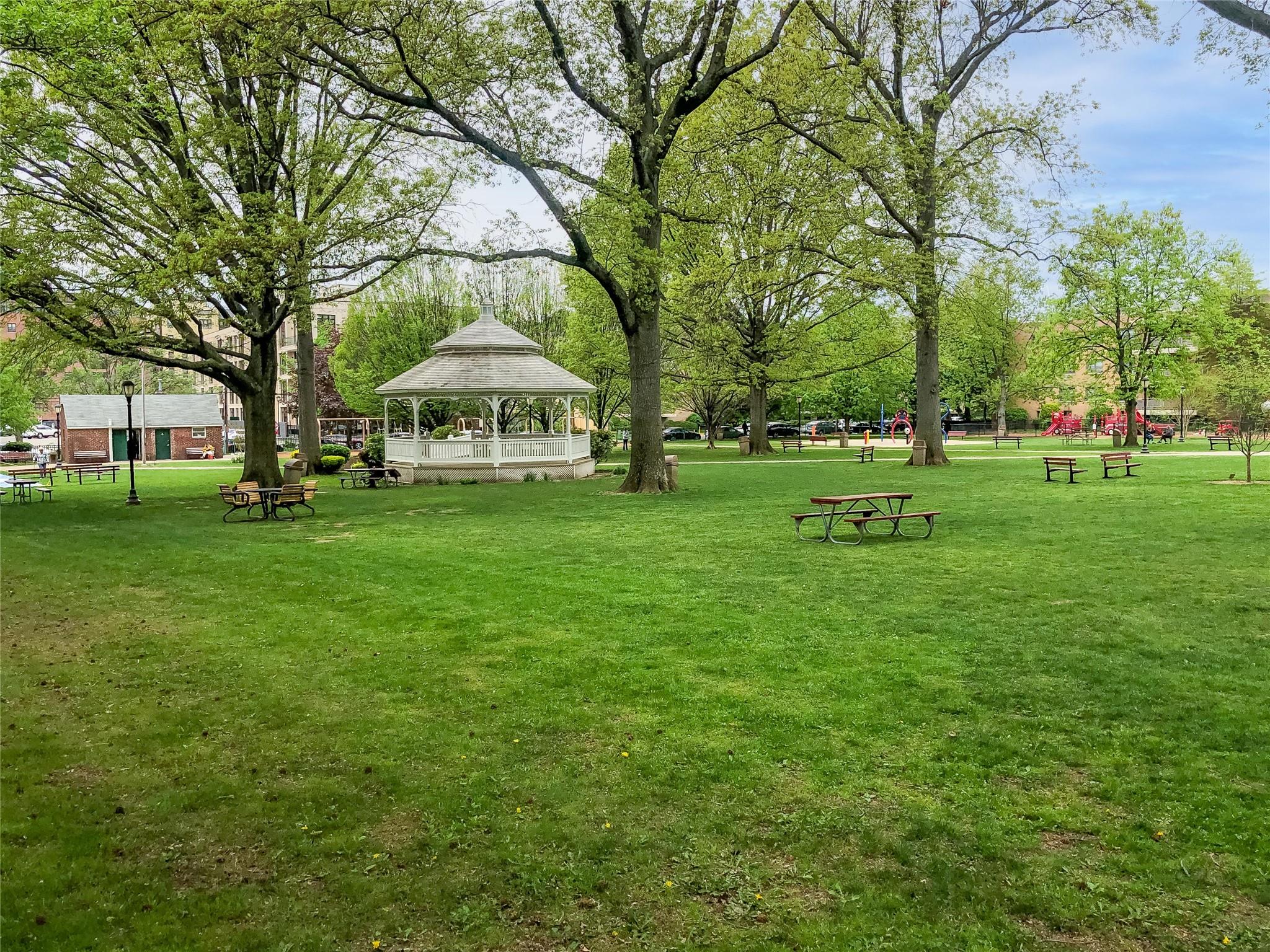 20 Hillpark # 1G, Great Neck, NY 11021