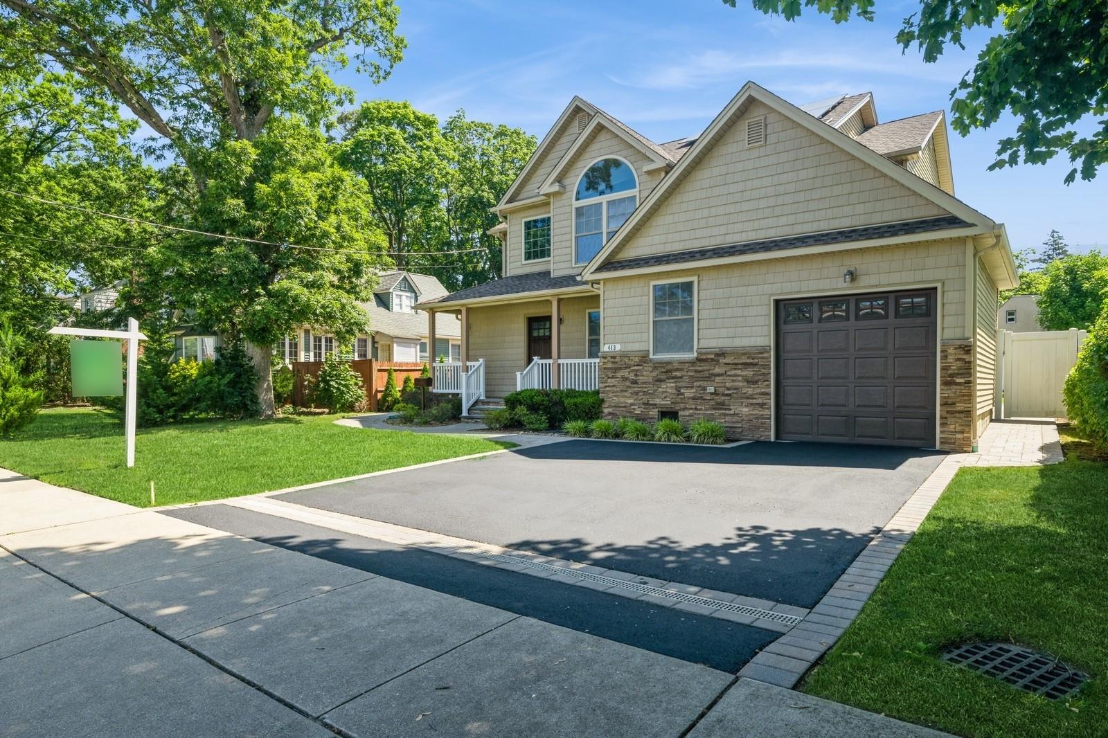 413 Robyn Place, East Meadow, NY 11554