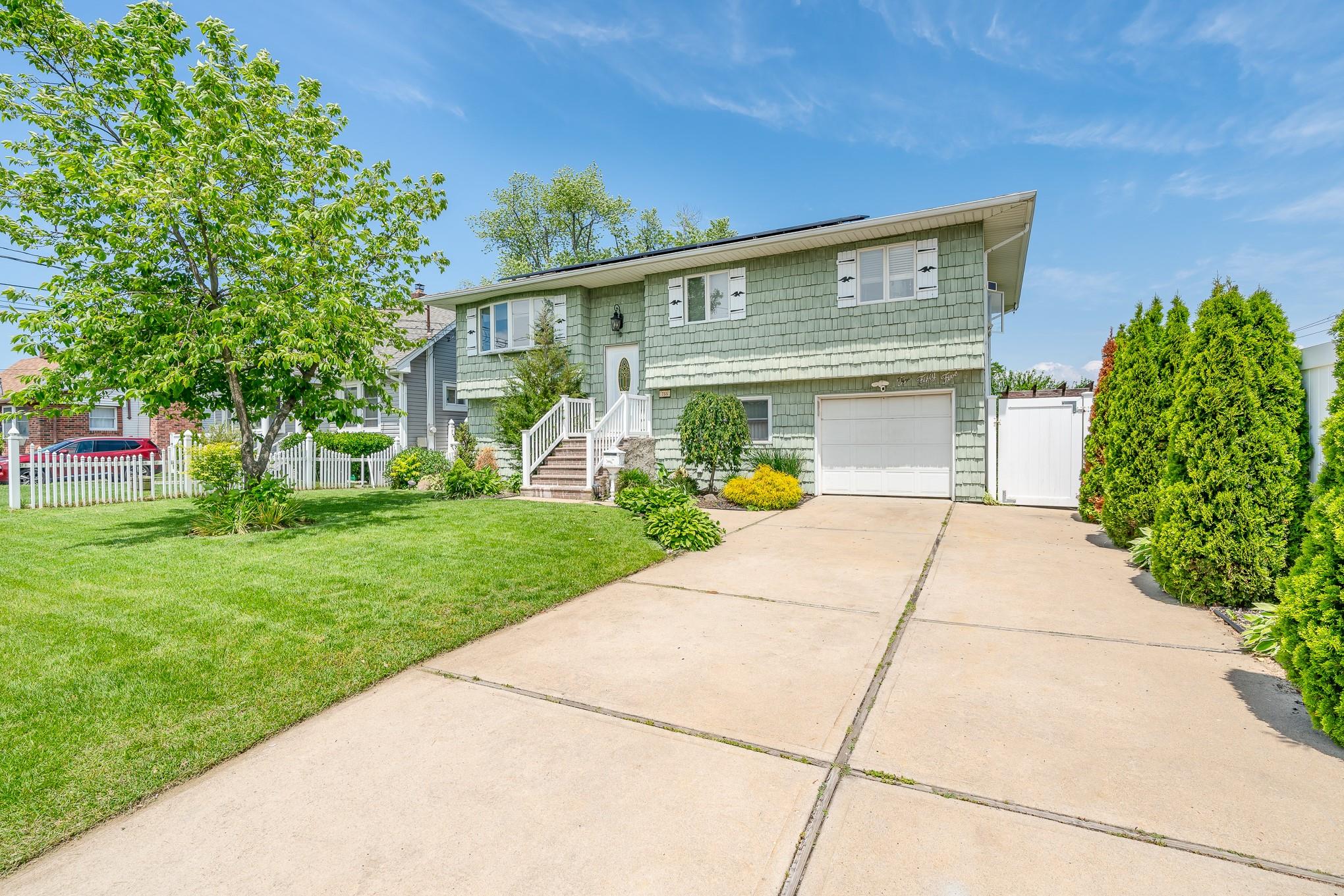 255 Rose Street, Copiague, NY 11726