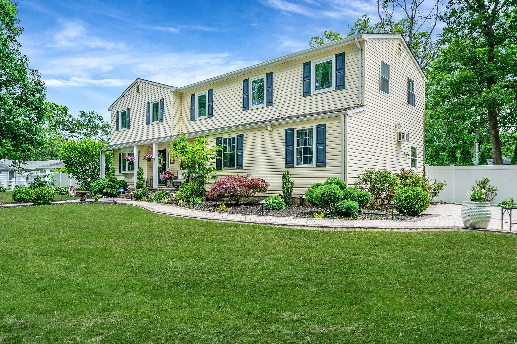 6 Pine Street N, Lake Grove, NY 11755
