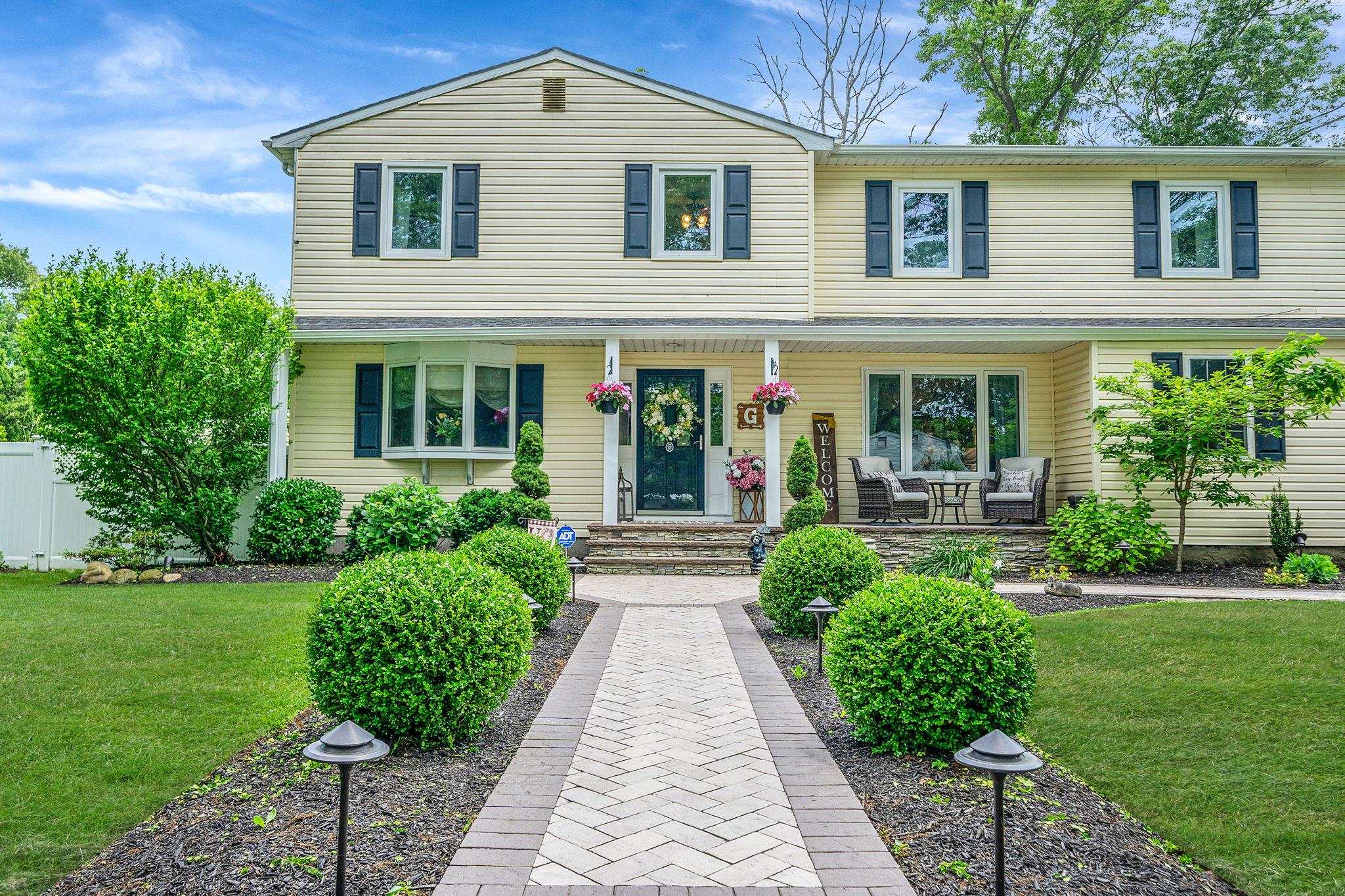 6 Pine Street N, Lake Grove, NY 11755