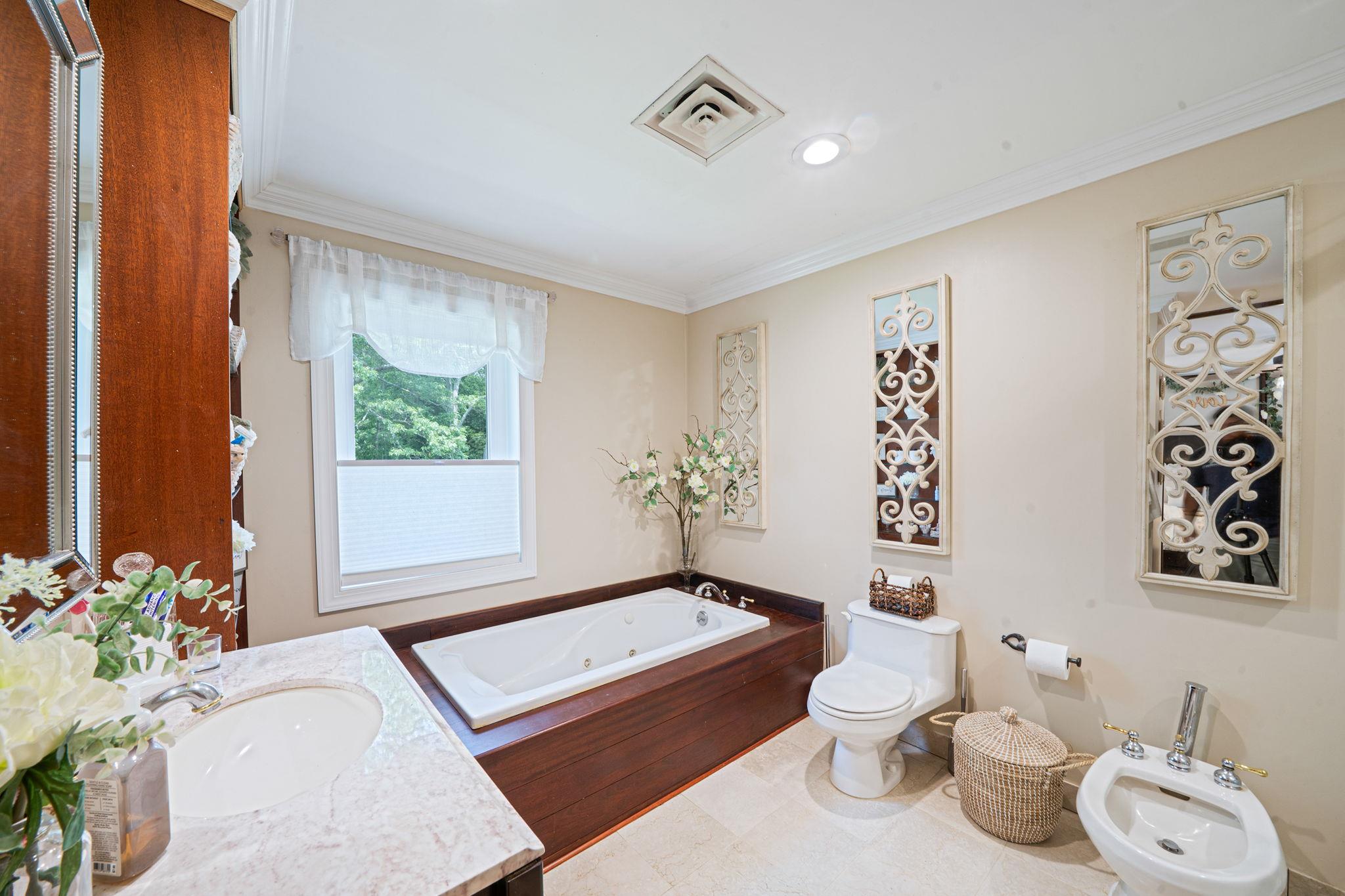6 Pine Street N, Lake Grove, NY 11755