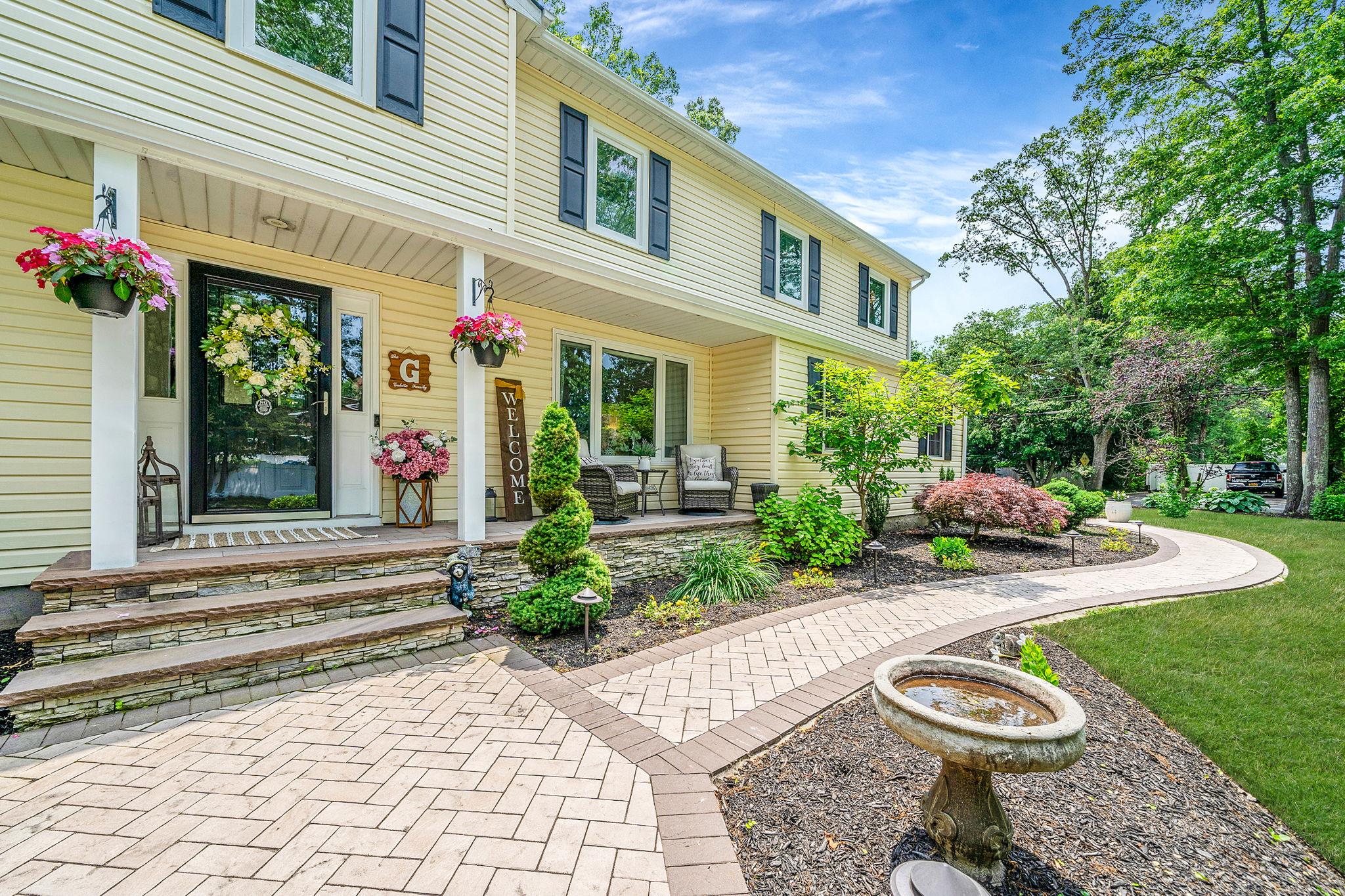 6 Pine Street N, Lake Grove, NY 11755