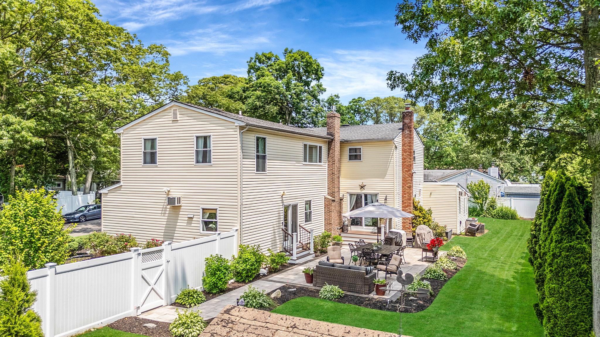 6 Pine Street N, Lake Grove, NY 11755