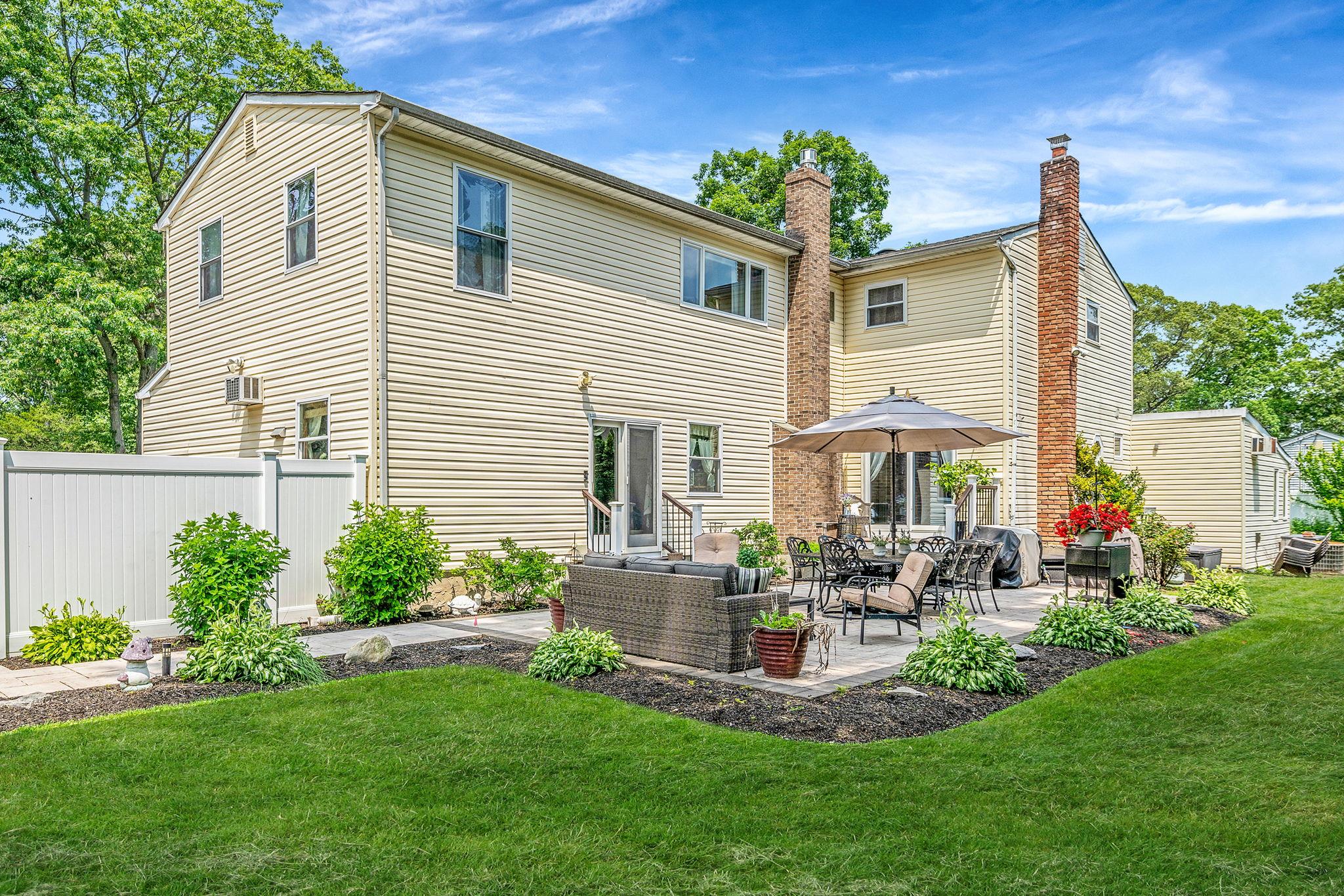 6 Pine Street N, Lake Grove, NY 11755