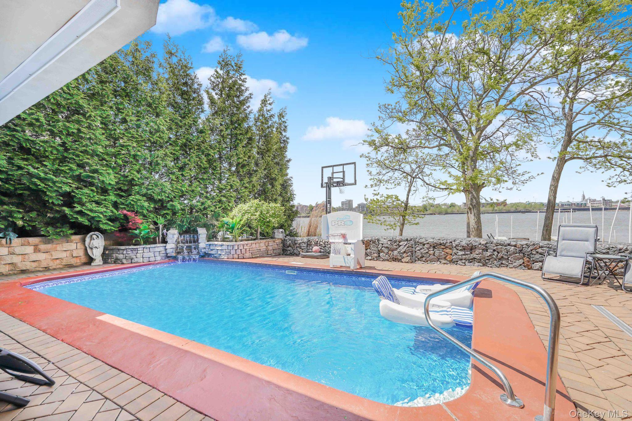 30 AVIVA Court, Staten Island, NY 10307