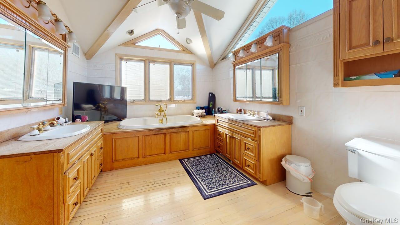 16 Wildwood Lane, Smithtown, NY 11787