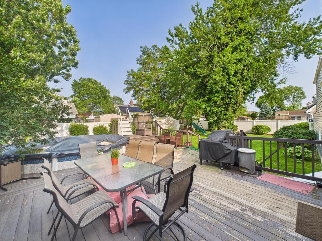 554 S 8th Street, Lindenhurst, NY 11757