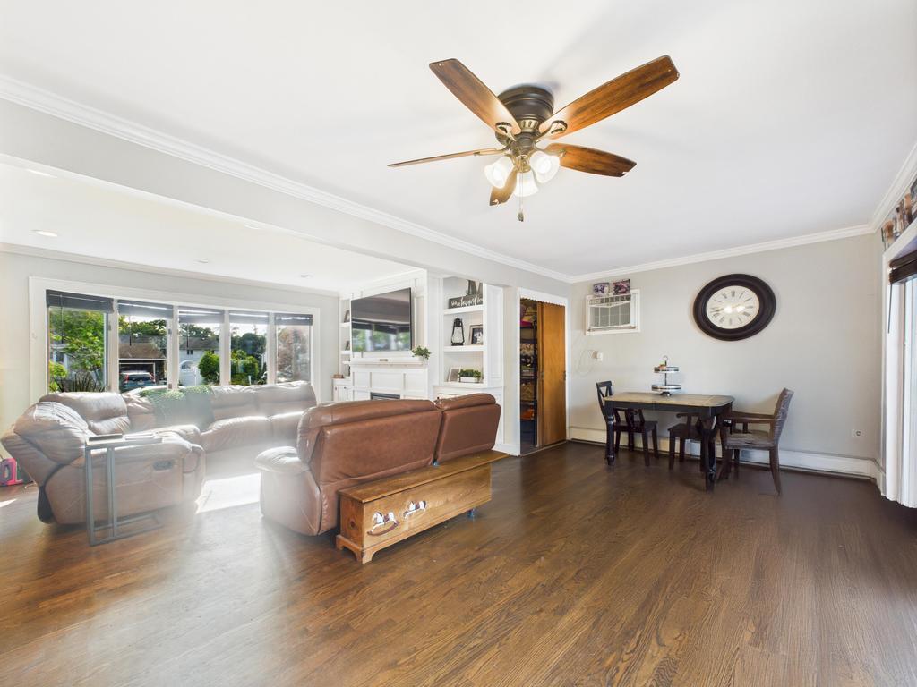 554 S 8th Street, Lindenhurst, NY 11757