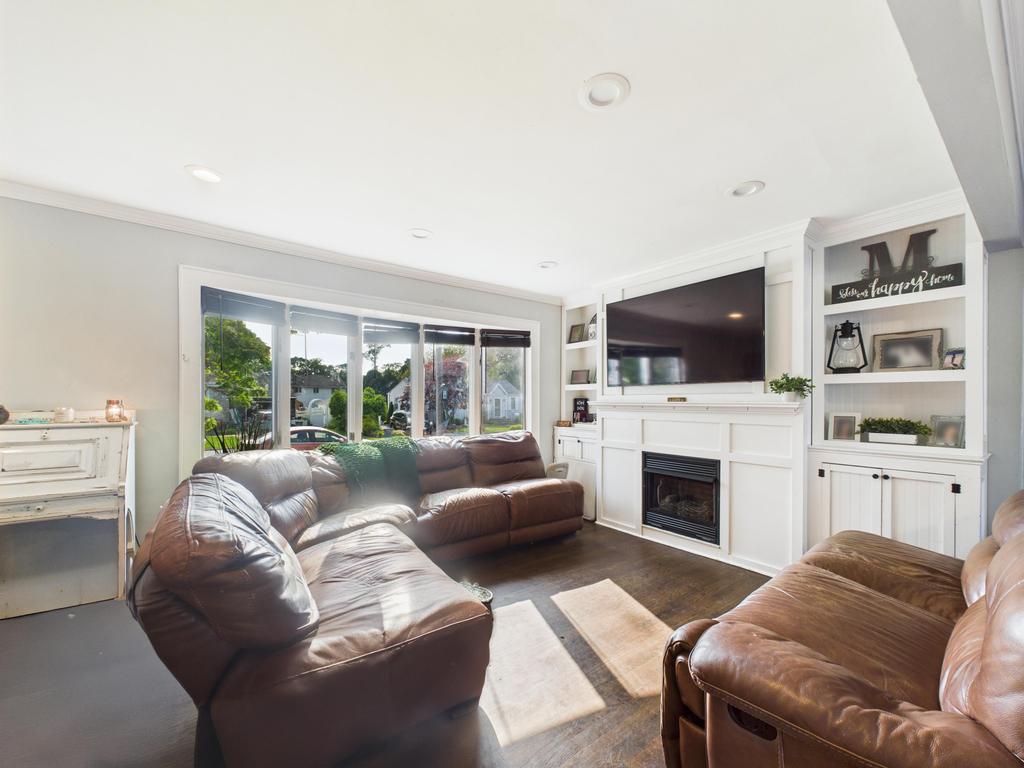 554 S 8th Street, Lindenhurst, NY 11757