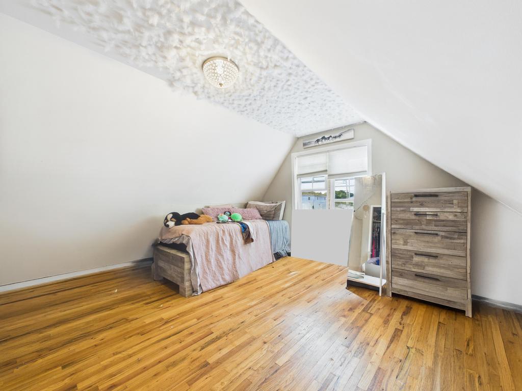 554 S 8th Street, Lindenhurst, NY 11757