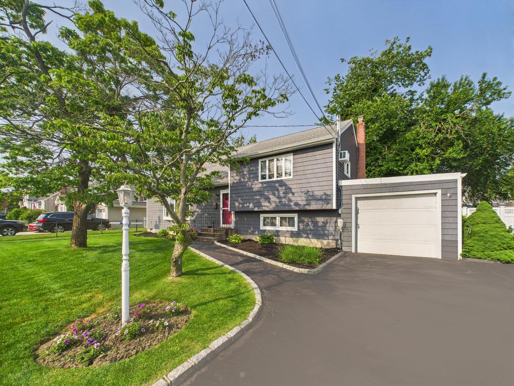554 S 8th Street, Lindenhurst, NY 11757