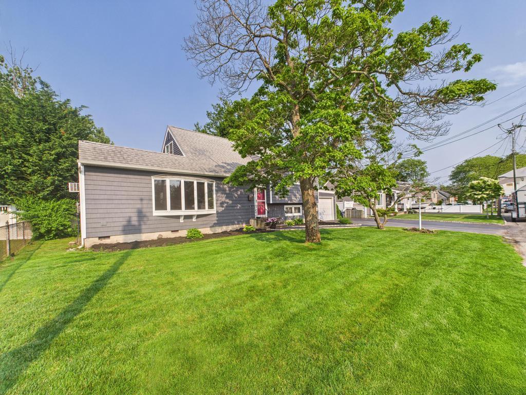 554 S 8th Street, Lindenhurst, NY 11757