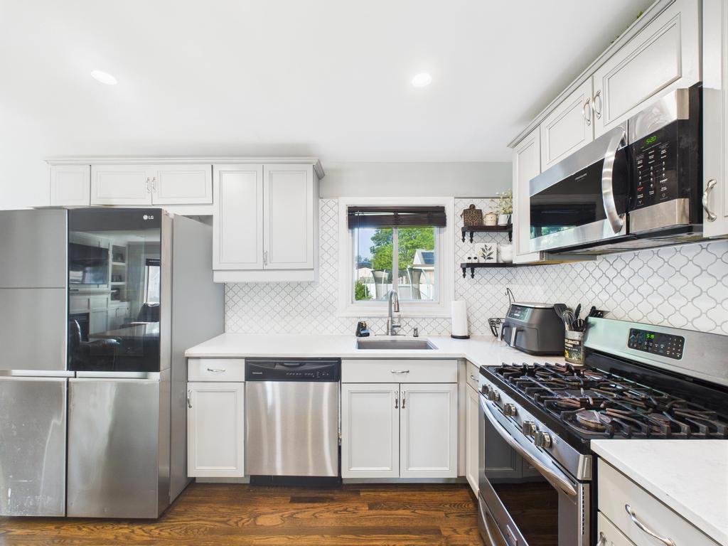 554 S 8th Street, Lindenhurst, NY 11757