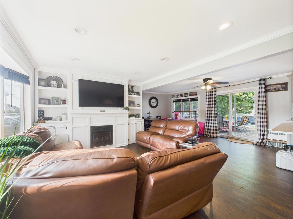 554 S 8th Street, Lindenhurst, NY 11757