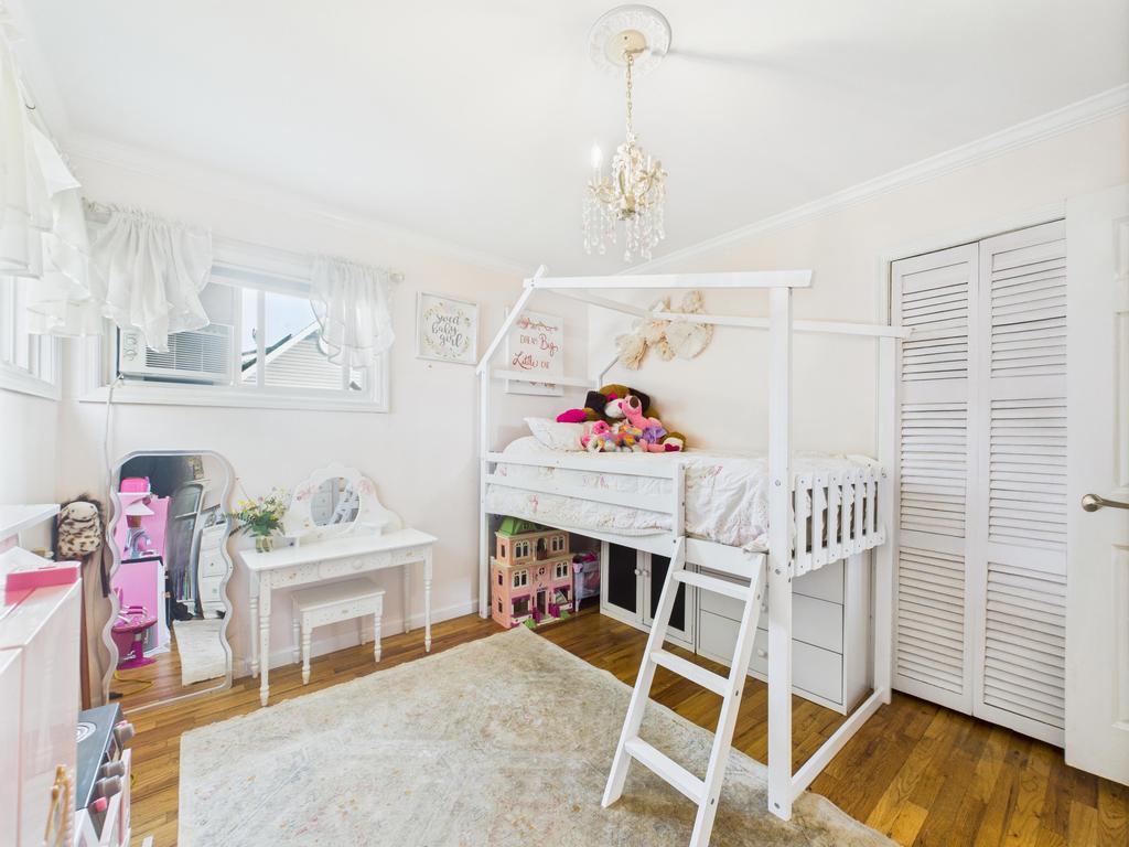 554 S 8th Street, Lindenhurst, NY 11757