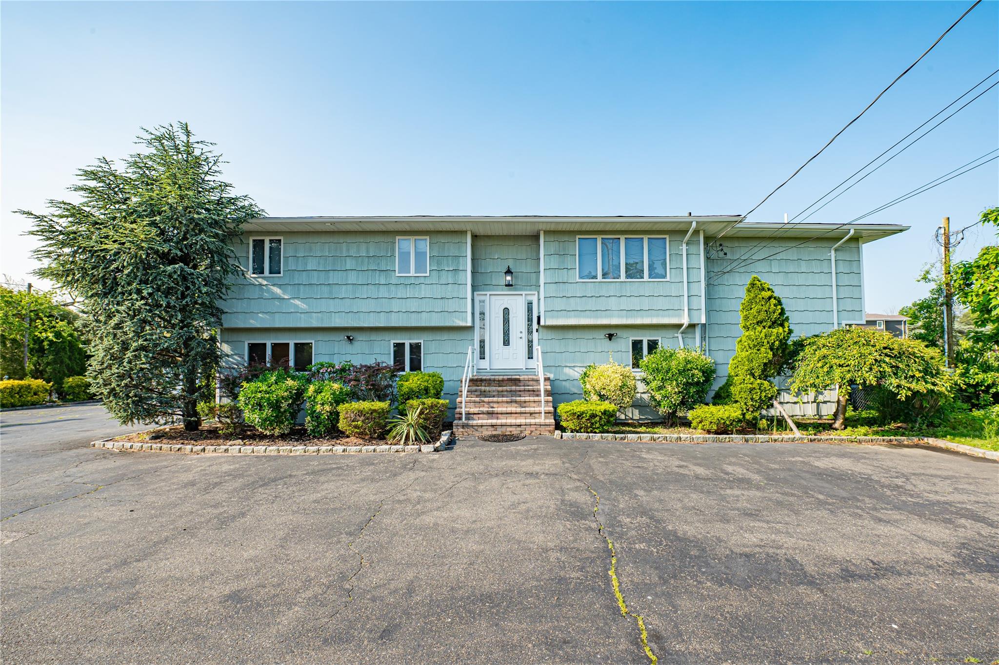 714 Montauk, West Islip, NY 11795