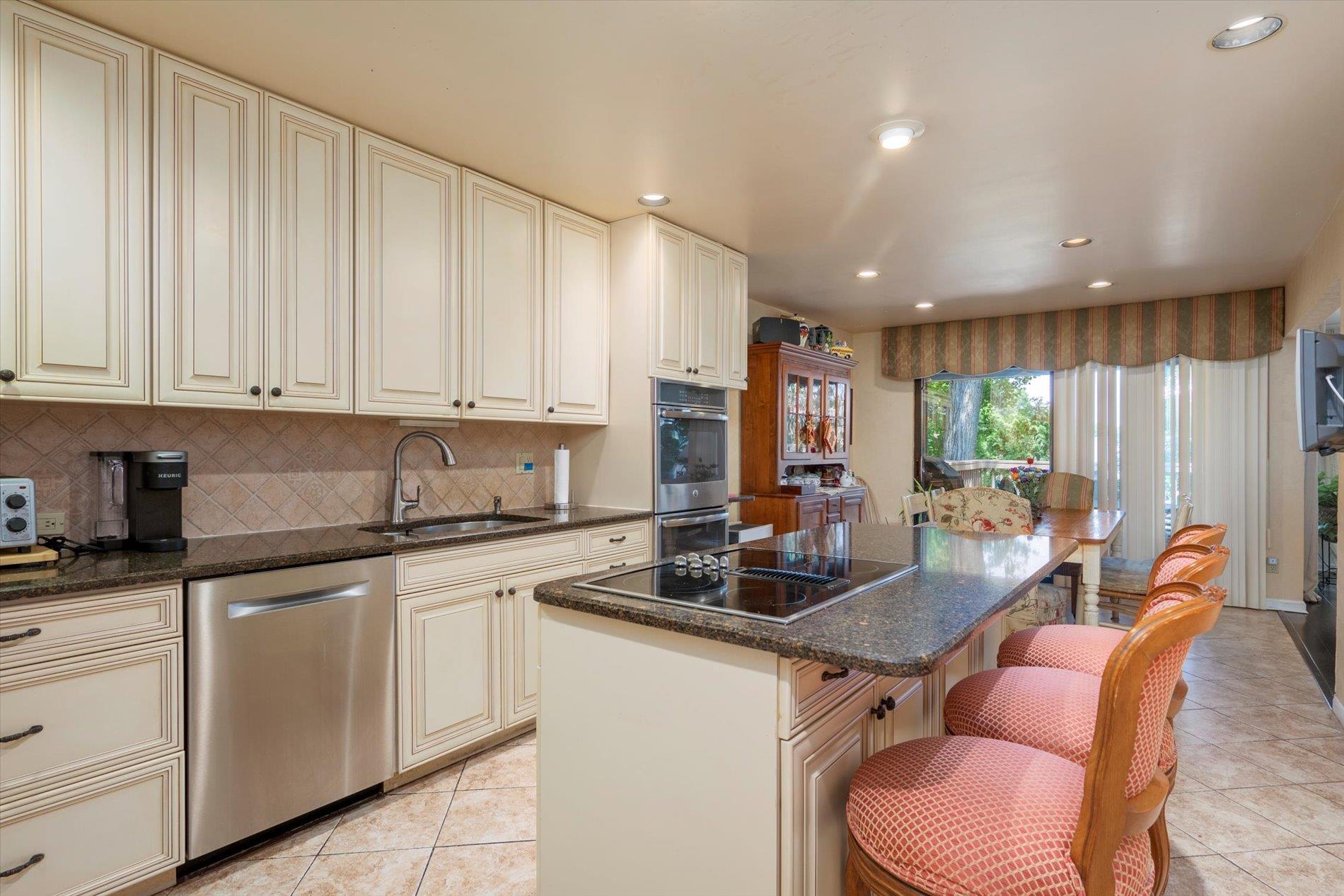 70 Short Way, Roslyn Heights, NY 11577