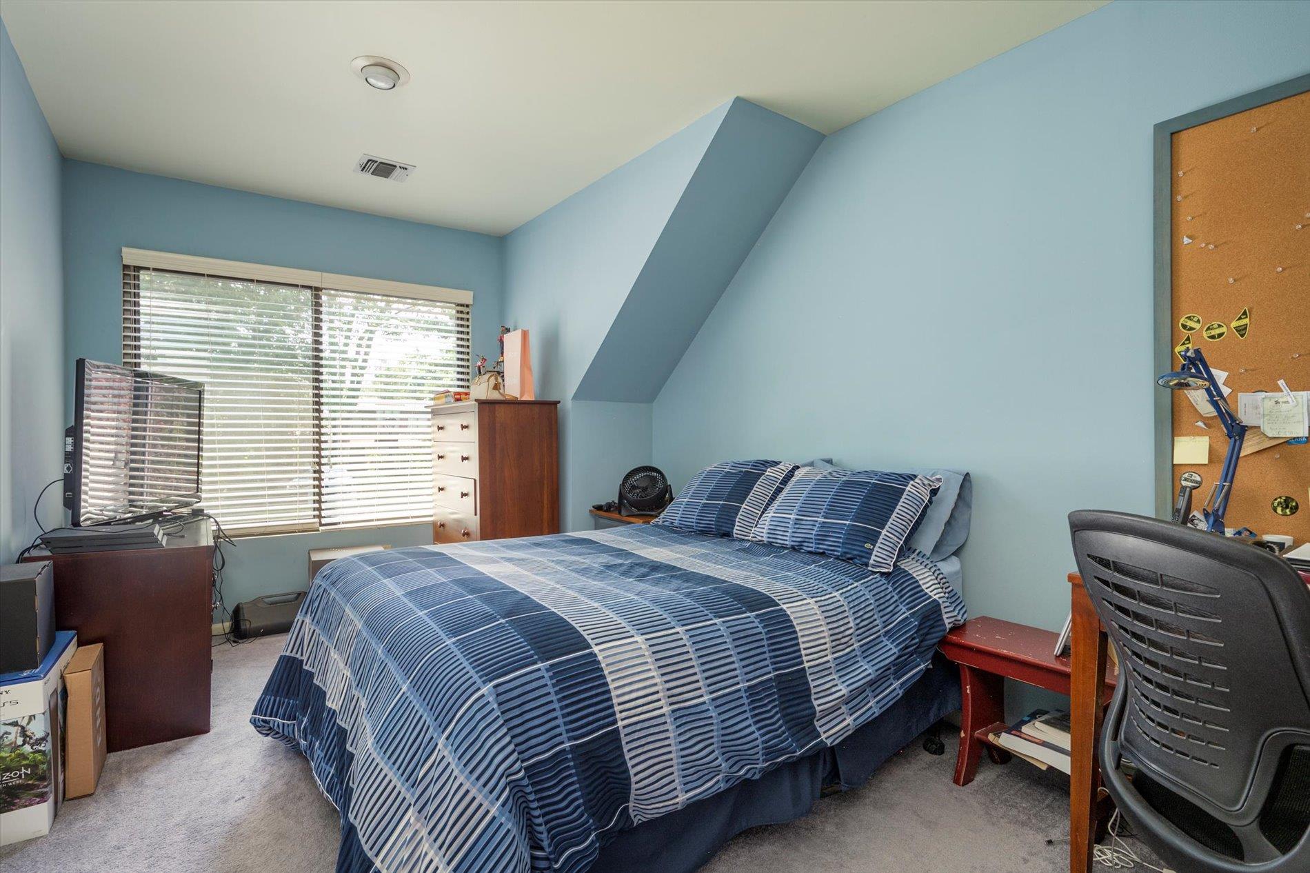 70 Short Way, Roslyn Heights, NY 11577