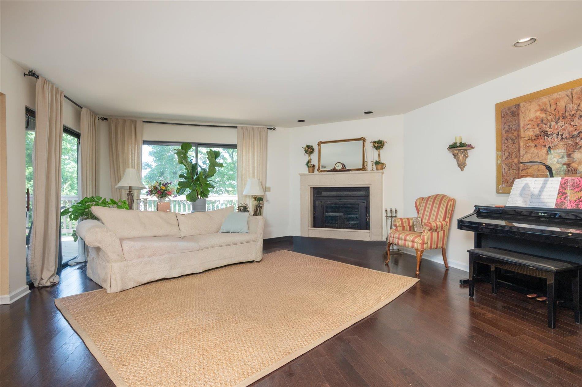 70 Short Way, Roslyn Heights, NY 11577