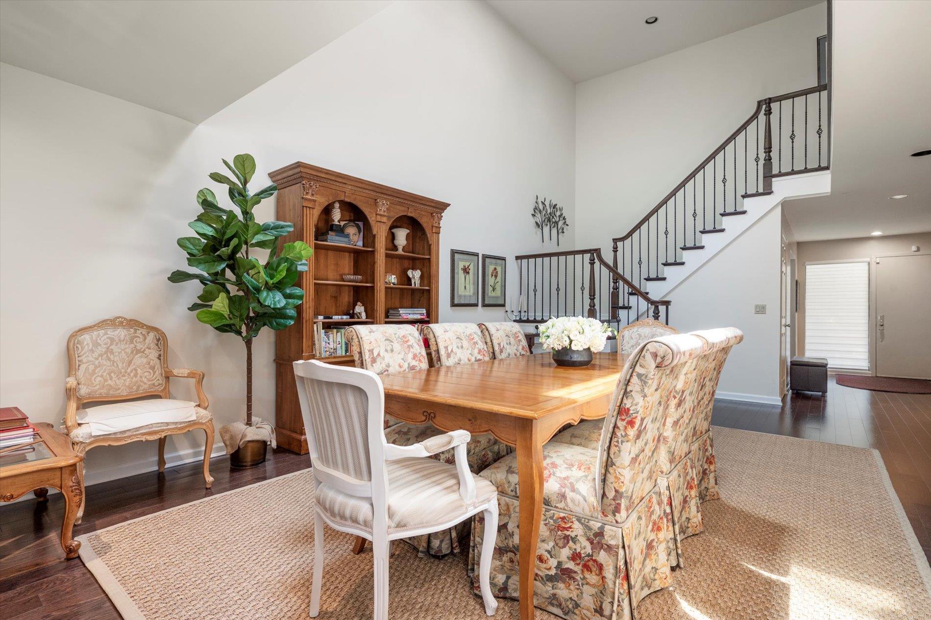 70 Short Way, Roslyn Heights, NY 11577