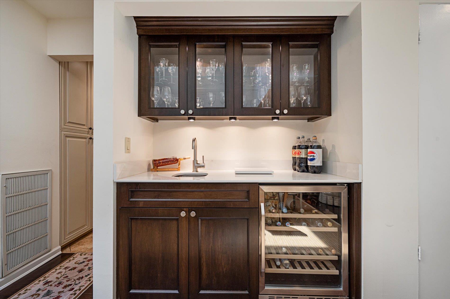 70 Short Way, Roslyn Heights, NY 11577