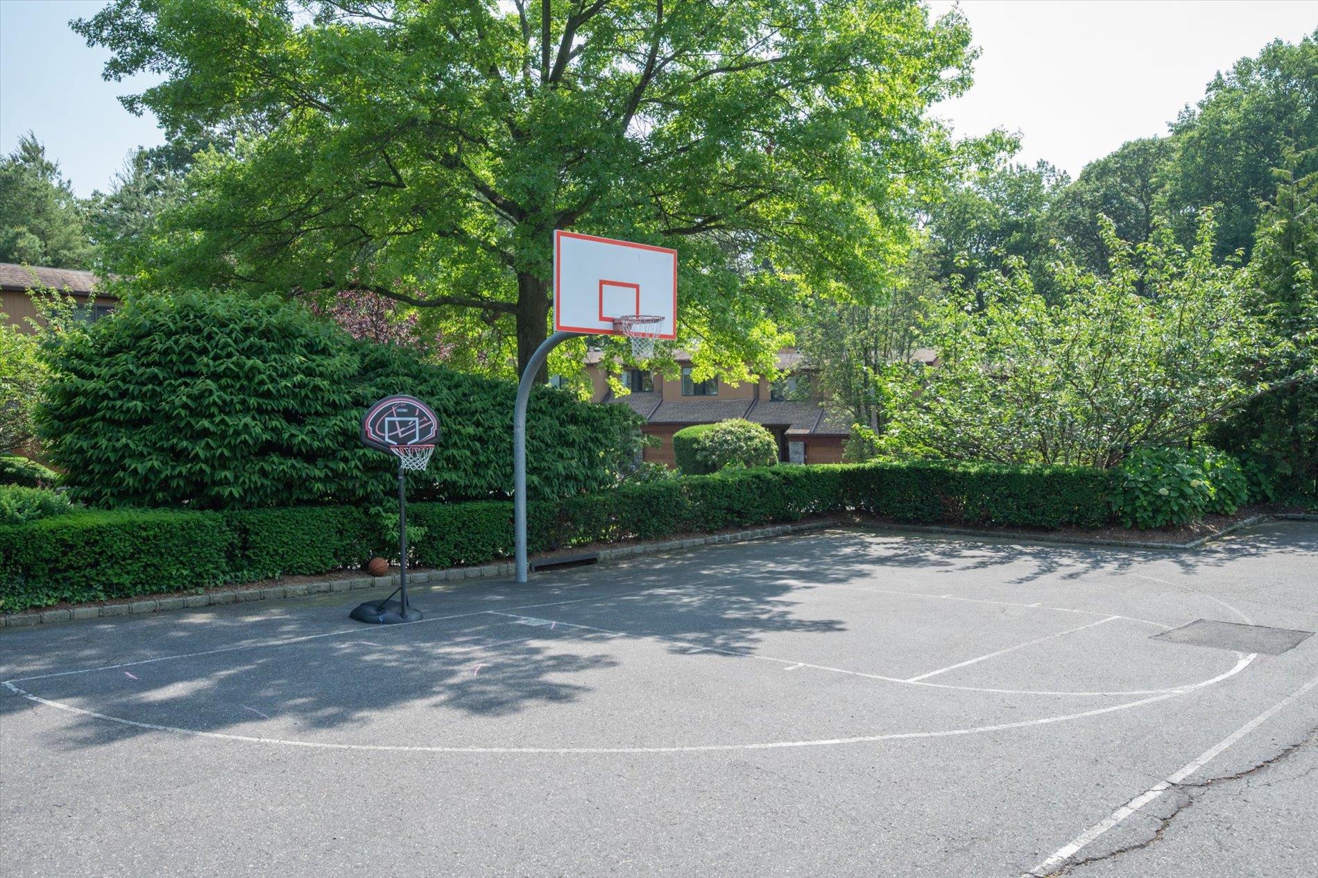 70 Short Way, Roslyn Heights, NY 11577