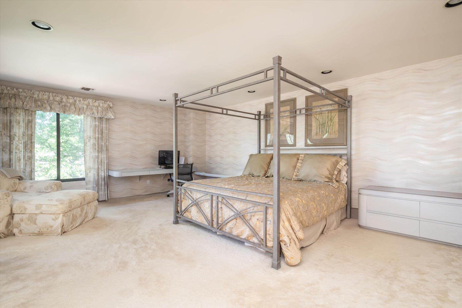 70 Short Way, Roslyn Heights, NY 11577