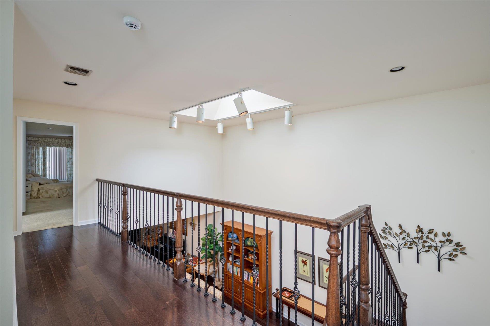 70 Short Way, Roslyn Heights, NY 11577