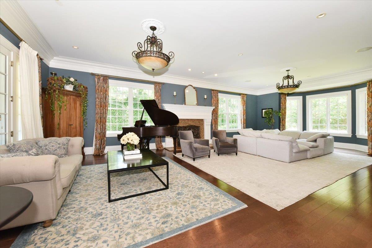 1616 Stewart Lane, Laurel Hollow, NY 11791