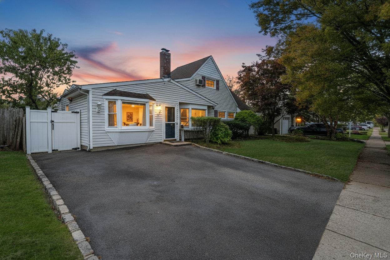 95 Lantern Road, Hicksville, NY 11801