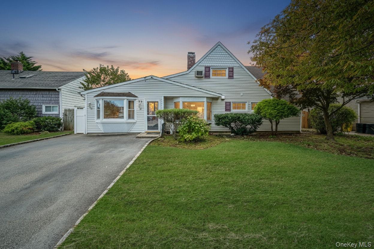 95 Lantern Road, Hicksville, NY 11801